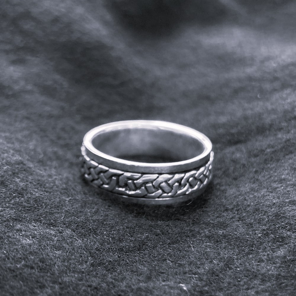 Tight Celtic Weave Spinner Ring